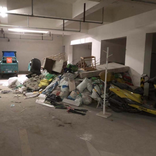 长时间未清运散发异味，怡景苑小区地下车库垃圾成堆