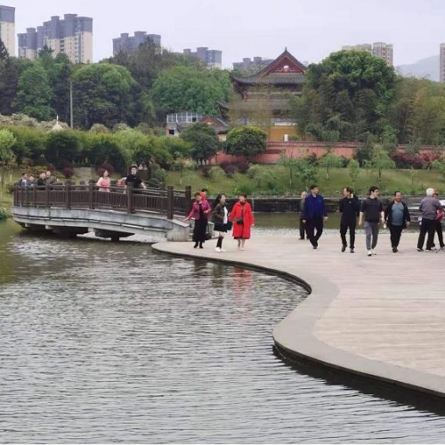 市民建议南山公园人工河旁加设护栏，游人观点各不同