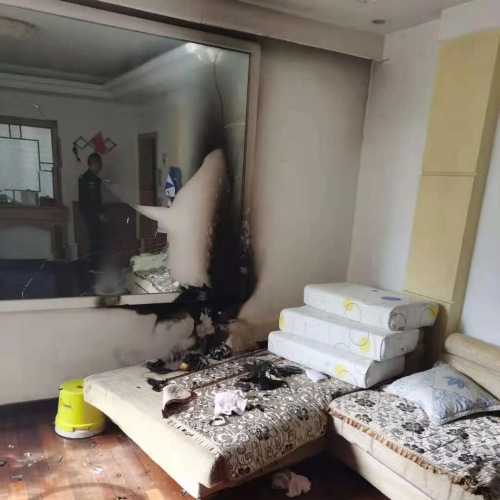 电器老化引发火灾!九江民警徒手爬楼救出被困儿童