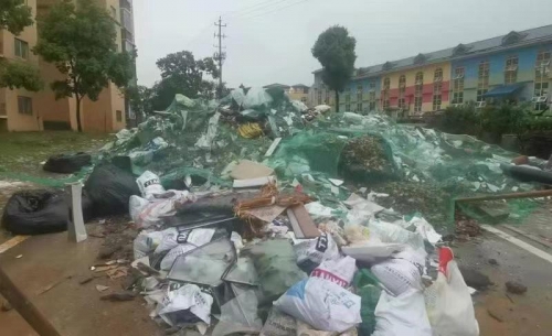 怡芳苑一期装修垃圾成堆无人清运遭市民投诉