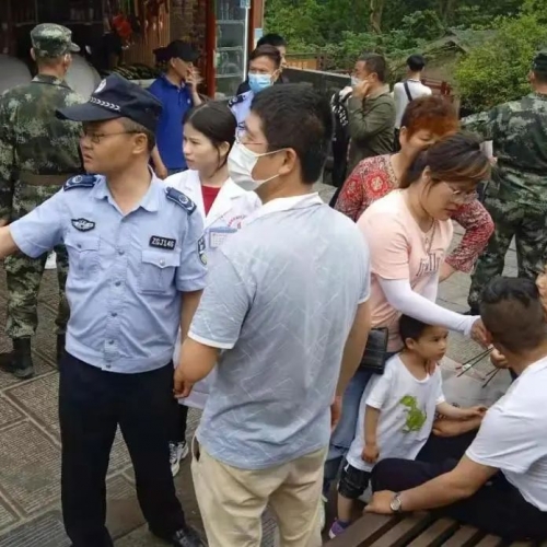 “五一”游客突发心脏骤停，九江市妇保院医生跪地施救上演“生死时速”
