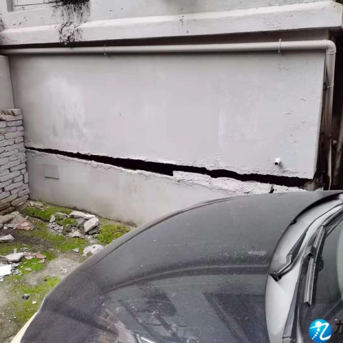 ​房屋惊现裂缝疑地基下沉！考棚社区：情况已上报