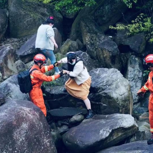 游客不熟悉山路被困深山 救援人员及时成功施救